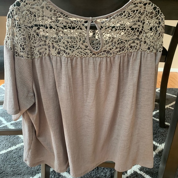Gray lace blouse - Picture 2 of 3